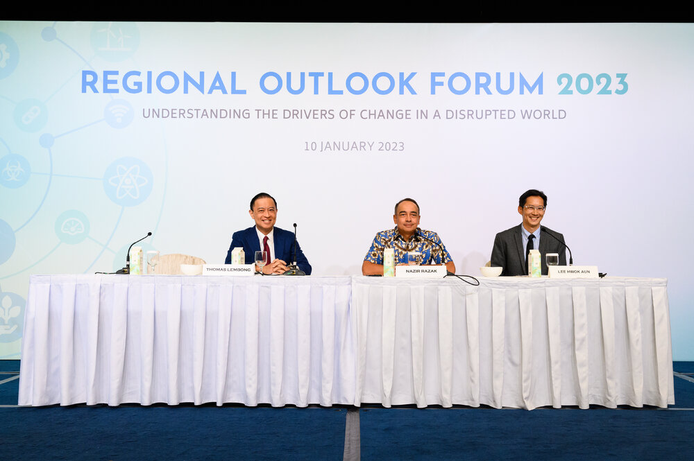 From left to right: Mr Thomas Lembong, Tan Sri Nazir Razak and moderator Dr Lee Hwok Aun.