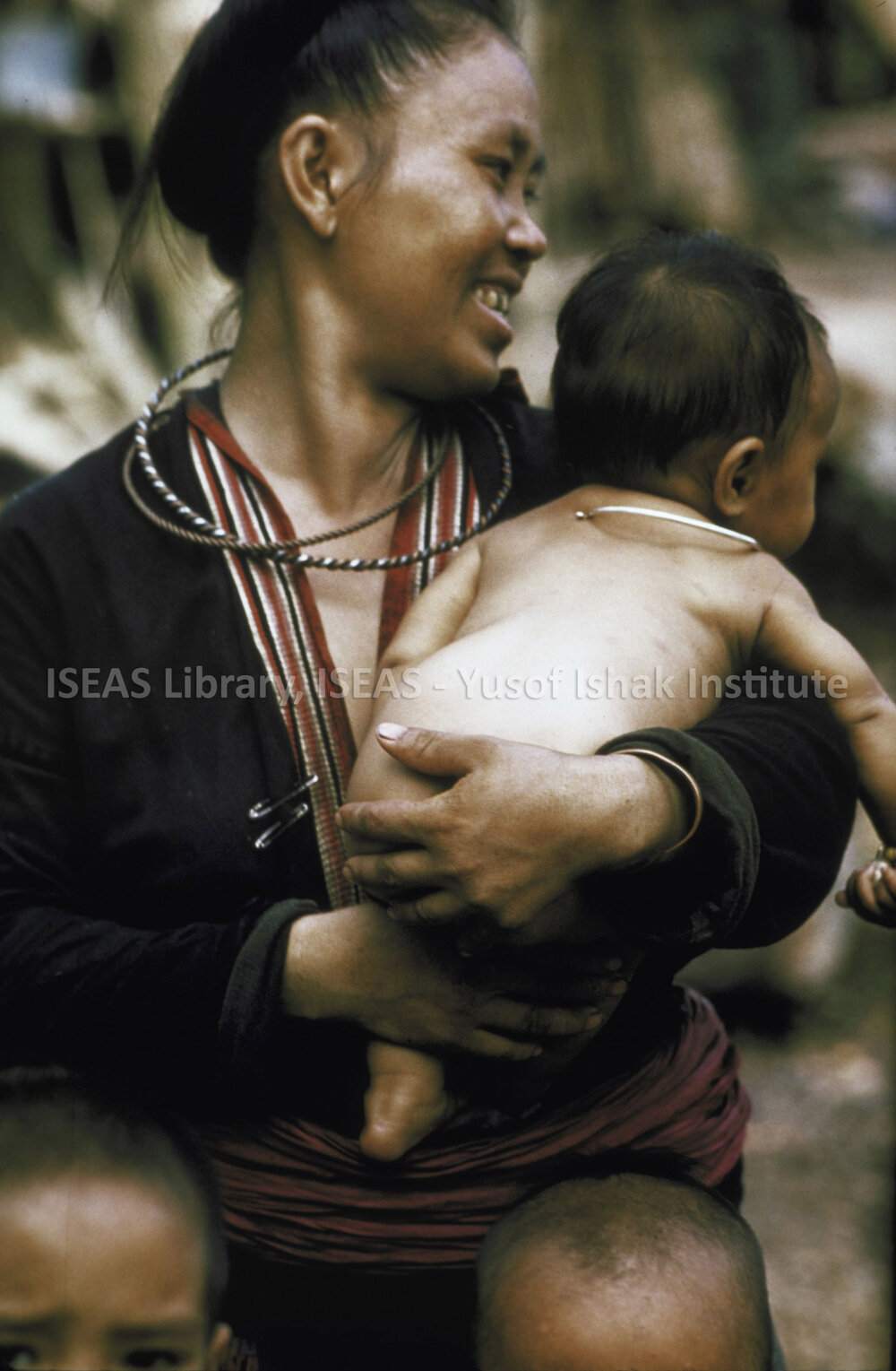 DP40_02 - A snapshot of a Hmong mother with her children