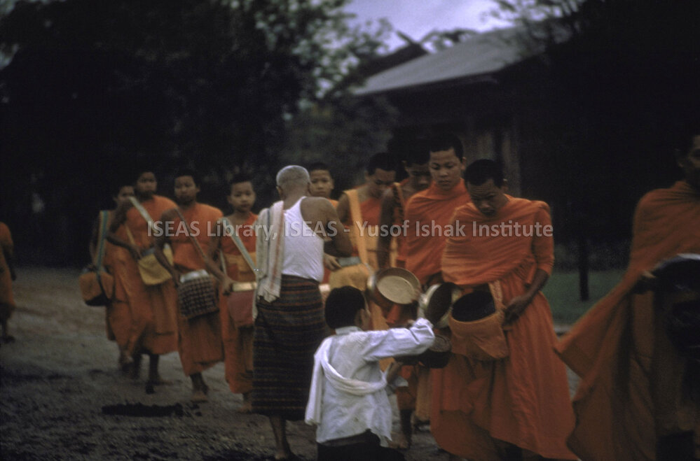 DP41A_04 - A view of Buddhist monks receiving food