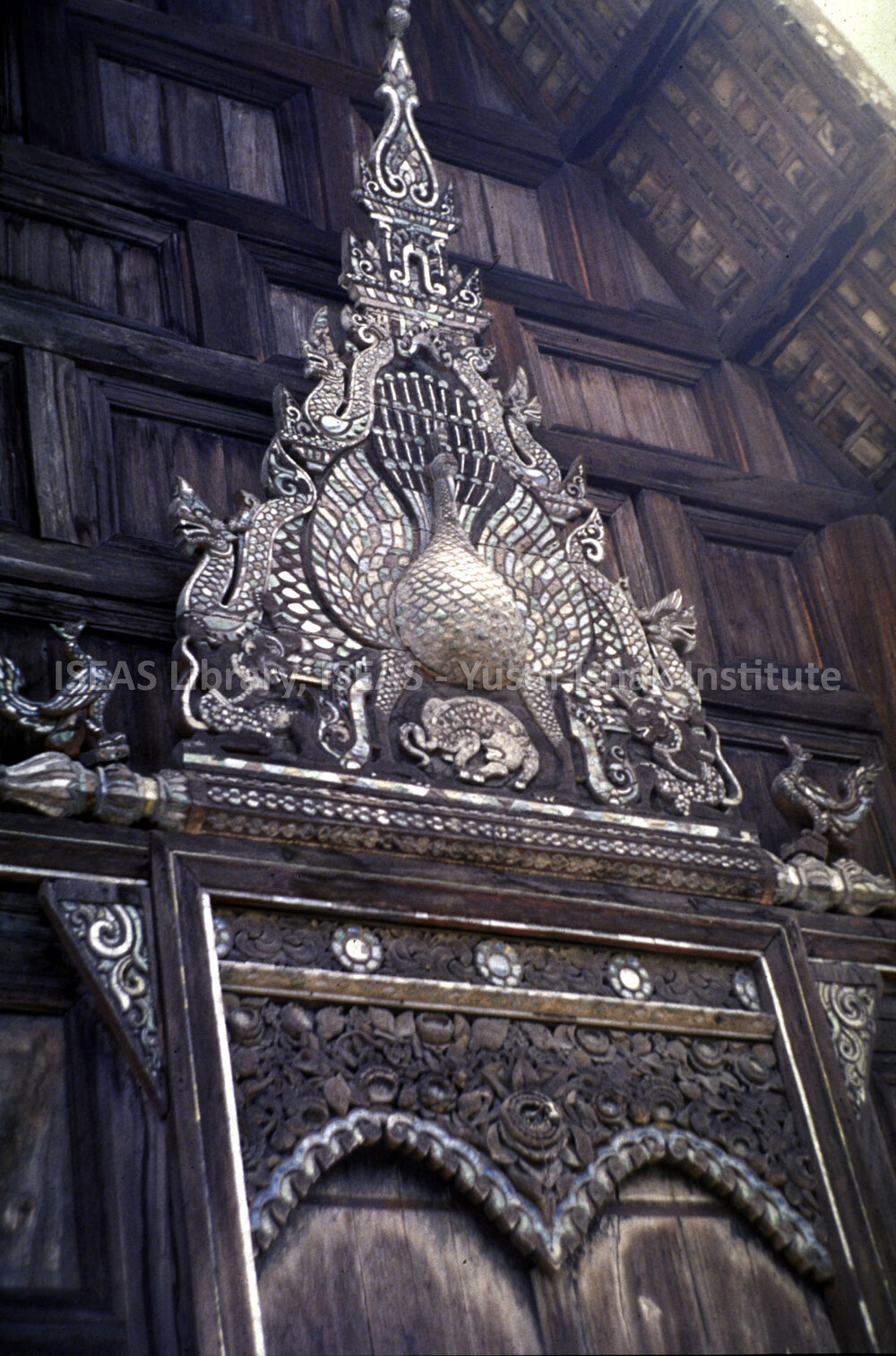 DP70_03 - A view of a stucco peacock above a door of Wat Phan Tao, Chiangmai, Thailand