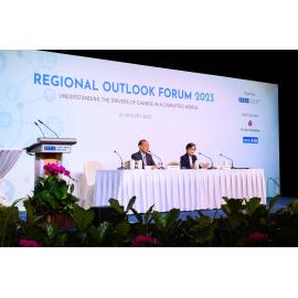 Keynote speaker Mr George Yeo (left) delivered his Keynote message titled “In the Transition to a Multipolar World, ASEAN’s Weakness Is a Strength”, with moderator Prof Chan Heng Chee (right).